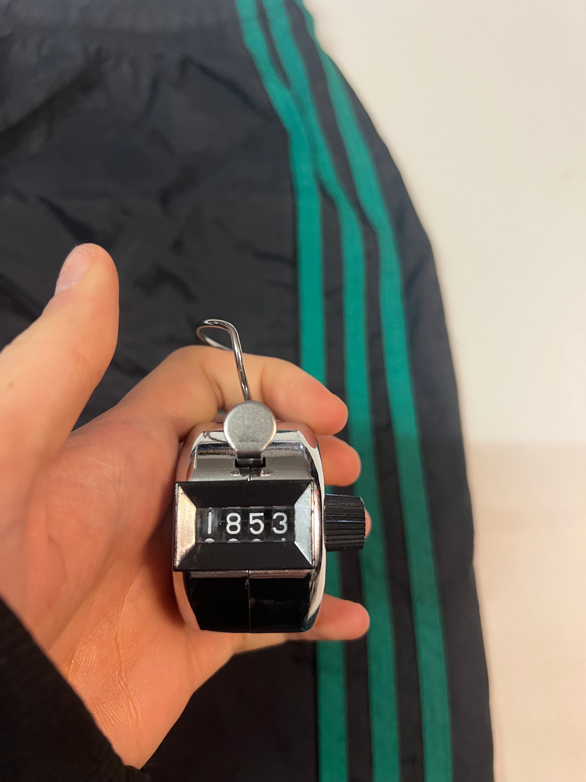 Entdecke unsere Vintage Track Pants von Nike und anderen Marken, erhältlich bei Valuxery.de - Dein Shop für trendige Vintage - Kleidung. Unsere Track Pants sind aus hochwertigen Materialien und