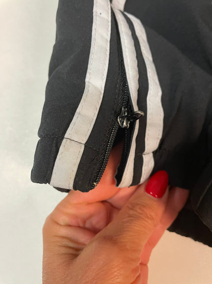 Entdecke unsere Vintage Track Pants von Nike und anderen Marken, erhältlich bei Valuxery.de - Dein Shop für trendige Vintage - Kleidung. Unsere Track Pants sind aus hochwertigen Materialien und