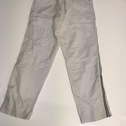 Entdecke unsere Vintage Track Pants von Nike und anderen Marken, erhältlich bei Valuxery.de - Dein Shop für trendige Vintage - Kleidung. Unsere Track Pants sind aus hochwertigen Materialien und