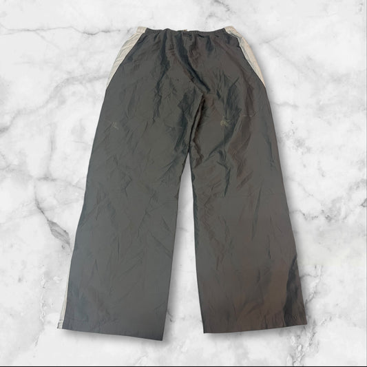 Entdecke unsere Vintage Track Pants von Nike und anderen Marken, erhältlich bei Valuxery.de - Dein Shop für trendige Vintage - Kleidung. Unsere Track Pants sind aus hochwertigen Materialien und