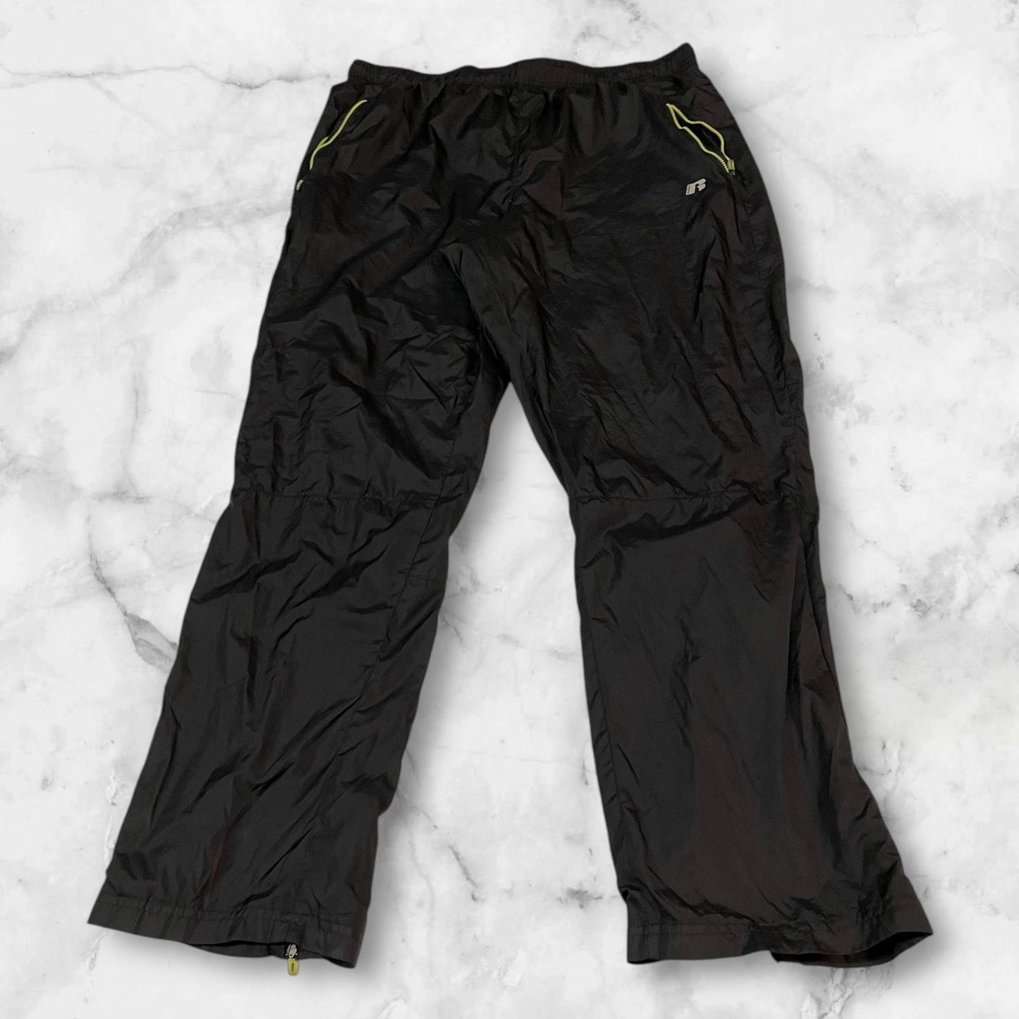 Entdecke unsere Vintage Track Pants von Nike und anderen Marken, erhältlich bei Valuxery.de - Dein Shop für trendige Vintage - Kleidung. Unsere Track Pants sind aus hochwertigen Materialien und