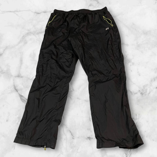 Entdecke unsere Vintage Track Pants von Nike und anderen Marken, erhältlich bei Valuxery.de - Dein Shop für trendige Vintage - Kleidung. Unsere Track Pants sind aus hochwertigen Materialien und