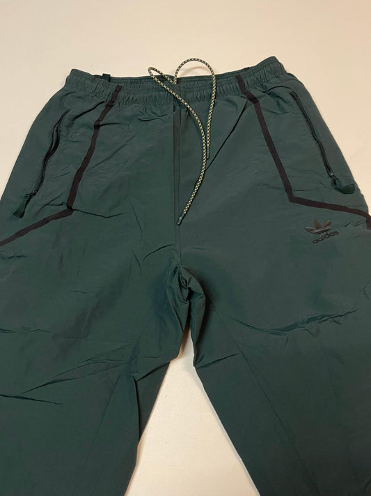Entdecke unsere Vintage Track Pants von Nike und anderen Marken, erhältlich bei Valuxery.de - Dein Shop für trendige Vintage - Kleidung. Unsere Track Pants sind aus hochwertigen Materialien und