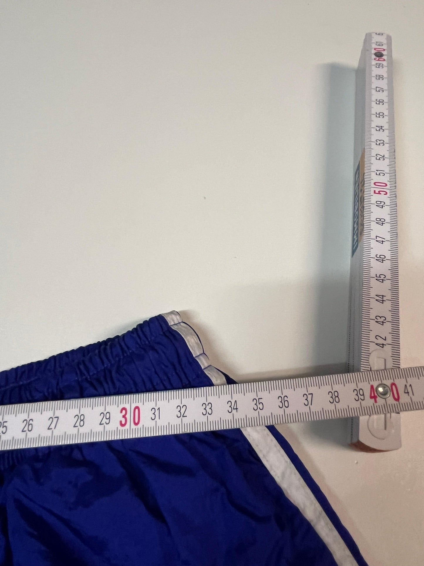 Entdecke unsere Vintage Track Pants von Nike und anderen Marken, erhältlich bei Valuxery.de - Dein Shop für trendige Vintage - Kleidung. Unsere Track Pants sind aus hochwertigen Materialien und
