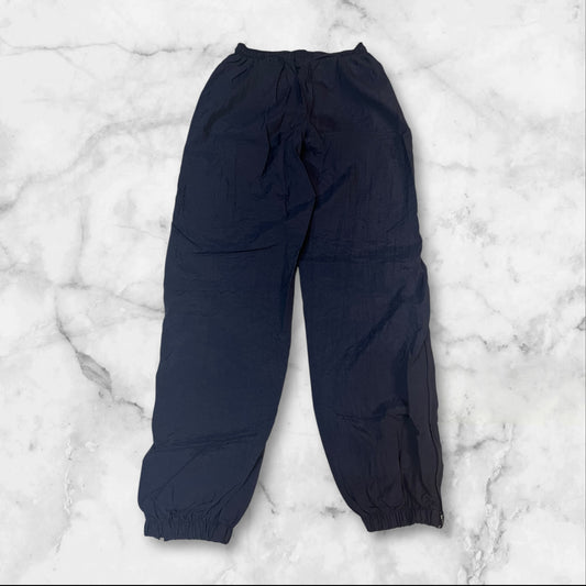 Entdecke unsere Vintage Track Pants von Nike und anderen Marken, erhältlich bei Valuxery.de - Dein Shop für trendige Vintage - Kleidung. Unsere Track Pants sind aus hochwertigen Materialien und