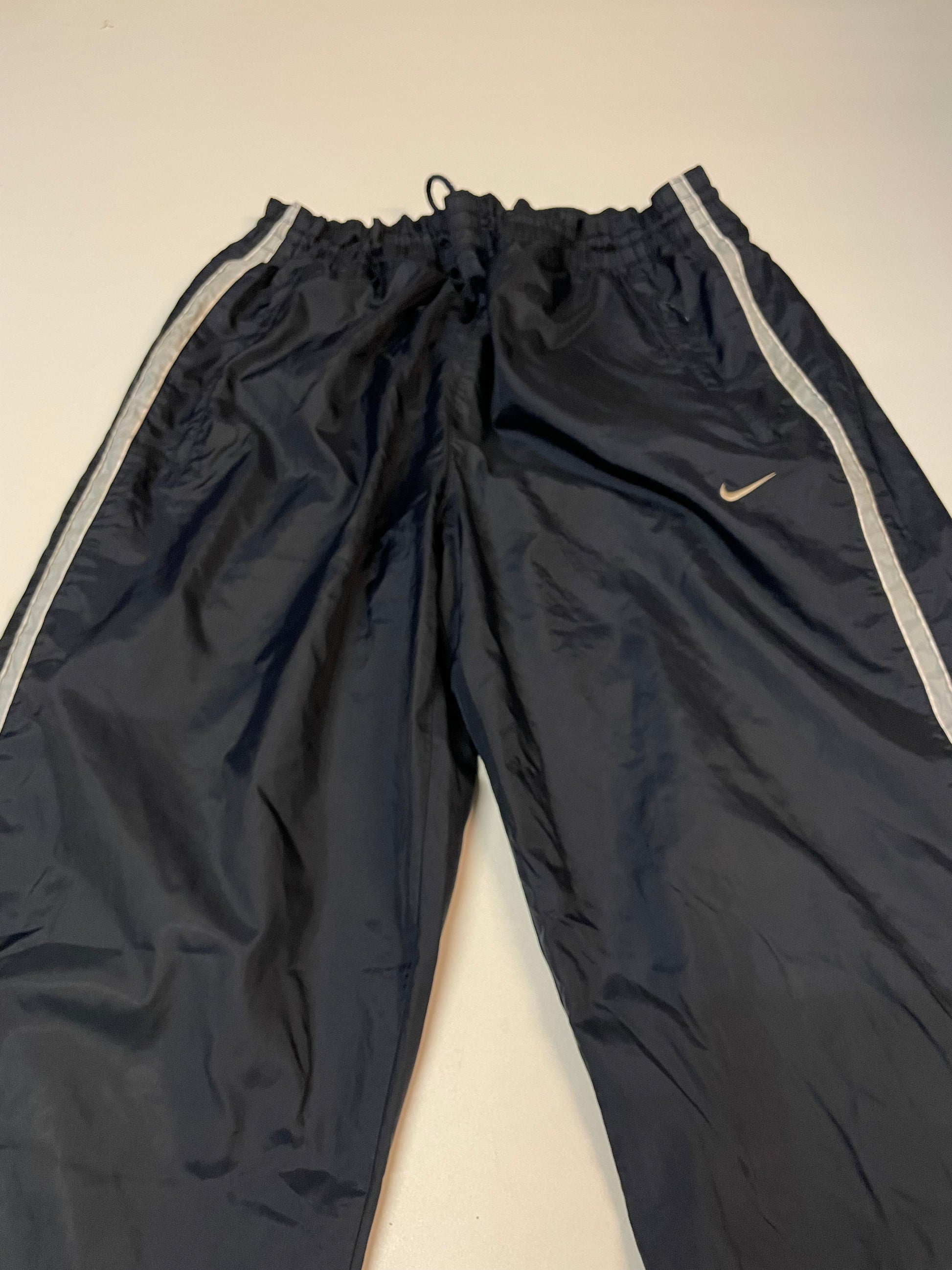 Entdecke unsere Vintage Track Pants von Nike und anderen Marken, erhältlich bei Valuxery.de - Dein Shop für trendige Vintage - Kleidung. Unsere Track Pants sind aus hochwertigen Materialien und