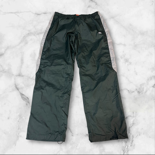 Entdecke unsere Vintage Track Pants von Nike und anderen Marken, erhältlich bei Valuxery.de - Dein Shop für trendige Vintage - Kleidung. Unsere Track Pants sind aus hochwertigen Materialien und