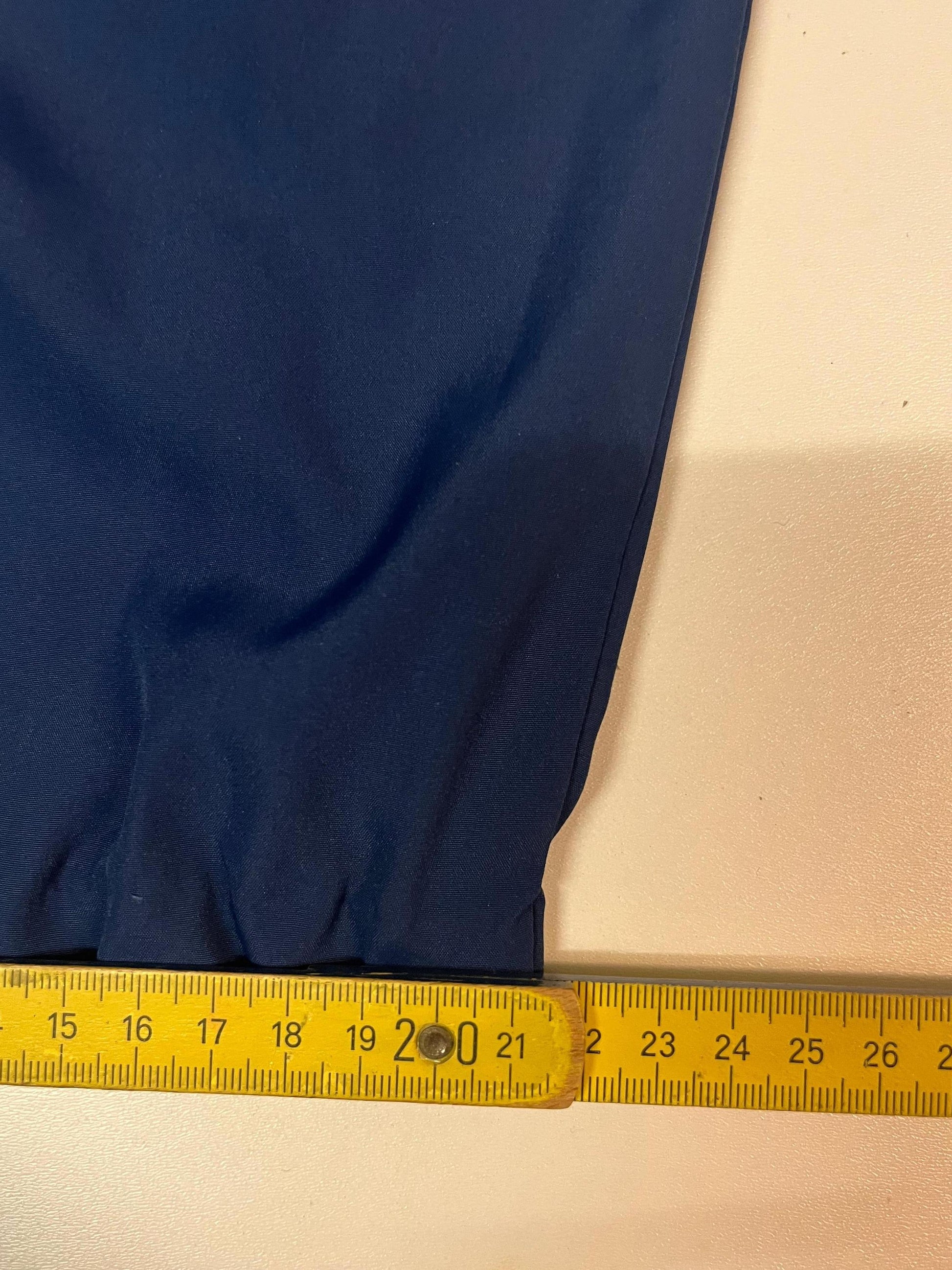 Entdecke unsere Vintage Track Pants von Nike und anderen Marken, erhältlich bei Valuxery.de - Dein Shop für trendige Vintage - Kleidung. Unsere Track Pants sind aus hochwertigen Materialien und