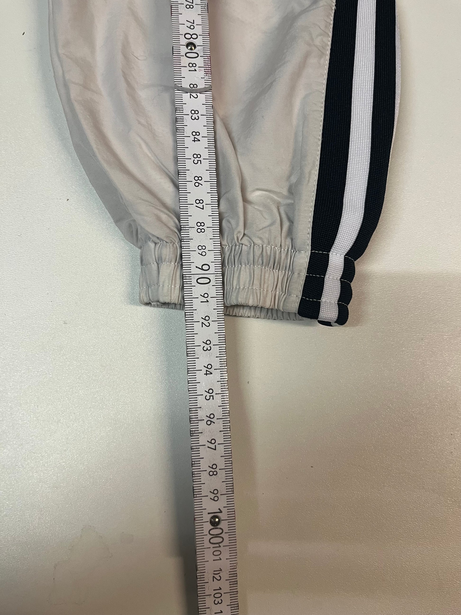 Entdecke unsere Vintage Track Pants von Nike und anderen Marken, erhältlich bei Valuxery.de - Dein Shop für trendige Vintage - Kleidung. Unsere Track Pants sind aus hochwertigen Materialien und