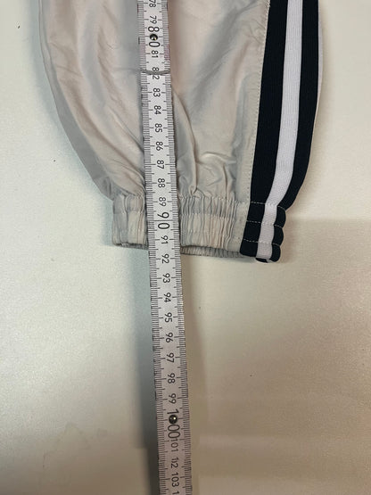 Entdecke unsere Vintage Track Pants von Nike und anderen Marken, erhältlich bei Valuxery.de - Dein Shop für trendige Vintage - Kleidung. Unsere Track Pants sind aus hochwertigen Materialien und