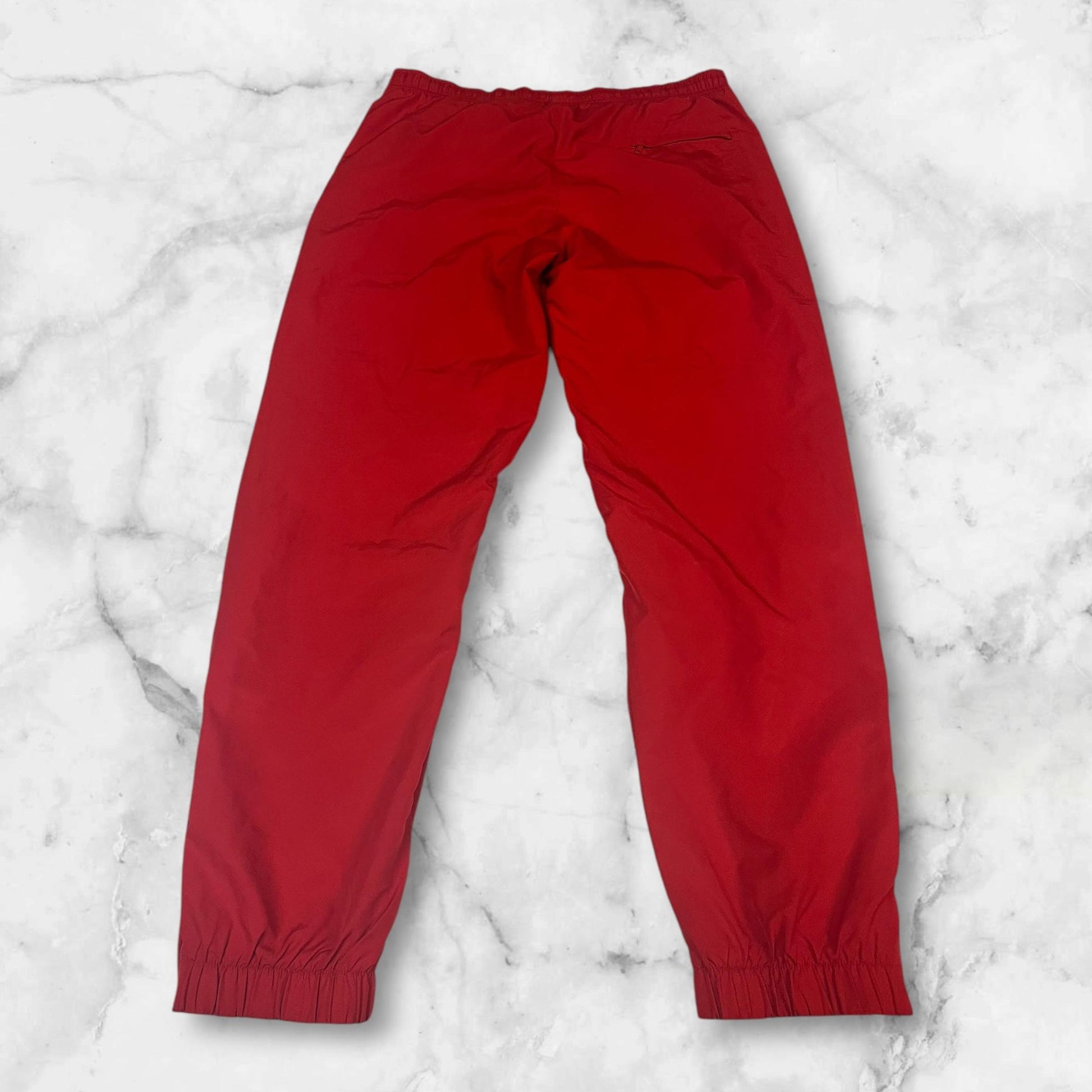Entdecke unsere Vintage Track Pants von Nike und anderen Marken, erhältlich bei Valuxery.de - Dein Shop für trendige Vintage - Kleidung. Unsere Track Pants sind aus hochwertigen Materialien und