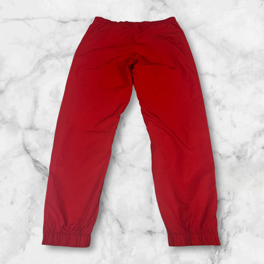 Entdecke unsere Vintage Track Pants von Nike und anderen Marken, erhältlich bei Valuxery.de - Dein Shop für trendige Vintage - Kleidung. Unsere Track Pants sind aus hochwertigen Materialien und