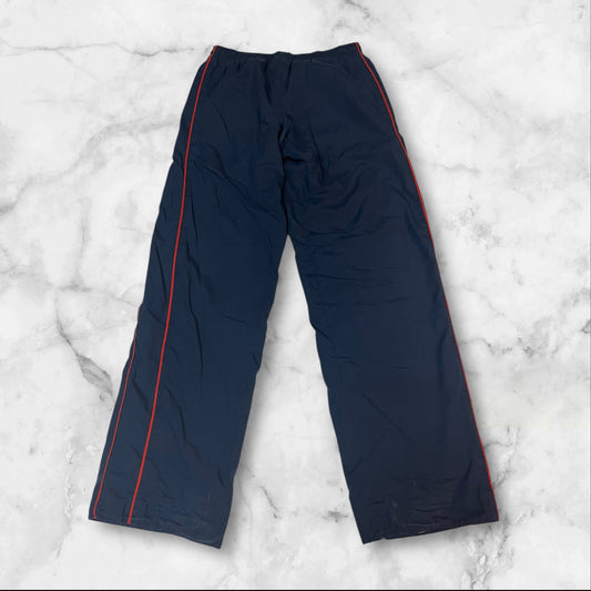 Entdecke unsere Vintage Track Pants von Nike und anderen Marken, erhältlich bei Valuxery.de - Dein Shop für trendige Vintage - Kleidung. Unsere Track Pants sind aus hochwertigen Materialien und