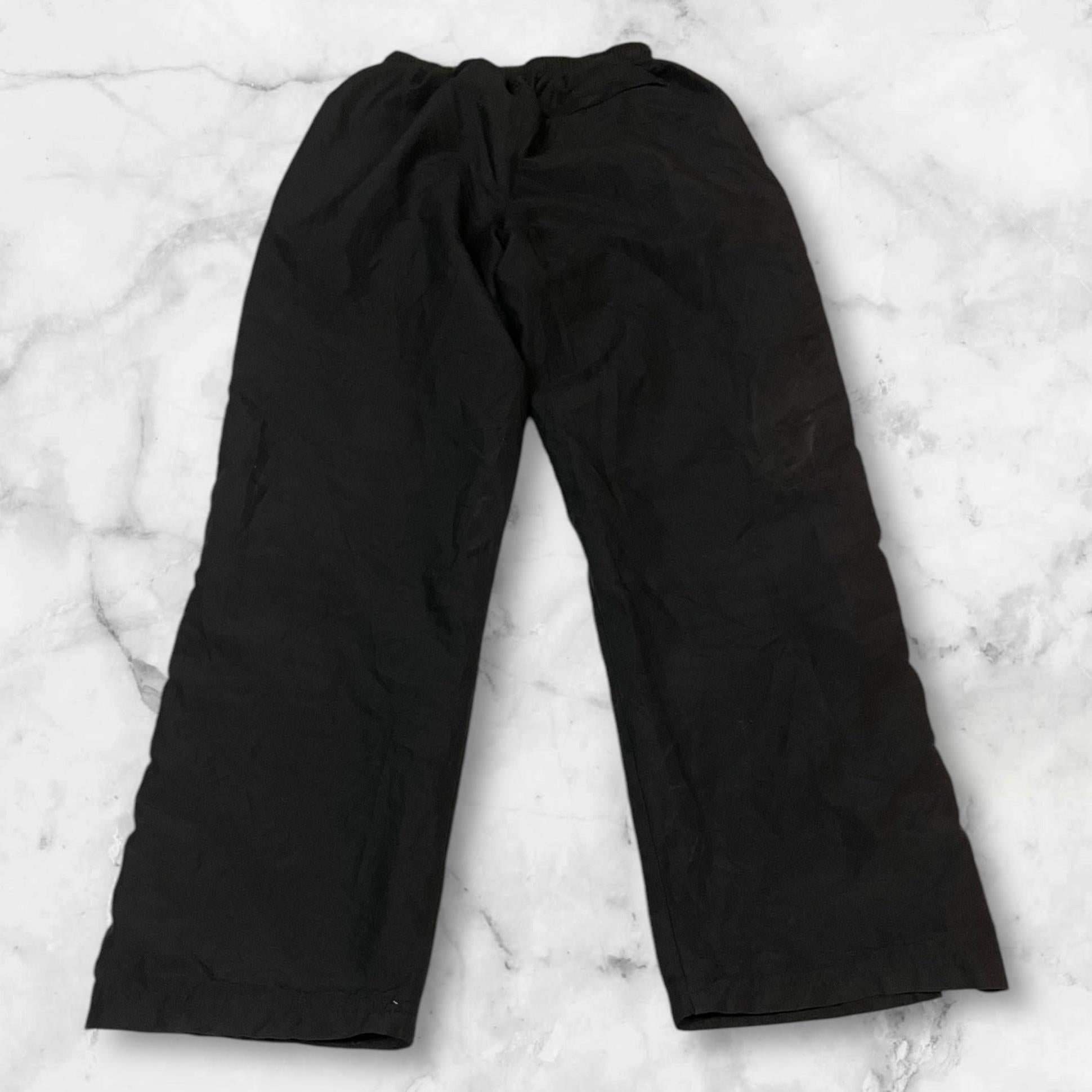Entdecke unsere Vintage Track Pants von Nike und anderen Marken, erhältlich bei Valuxery.de - Dein Shop für trendige Vintage - Kleidung. Unsere Track Pants sind aus hochwertigen Materialien und