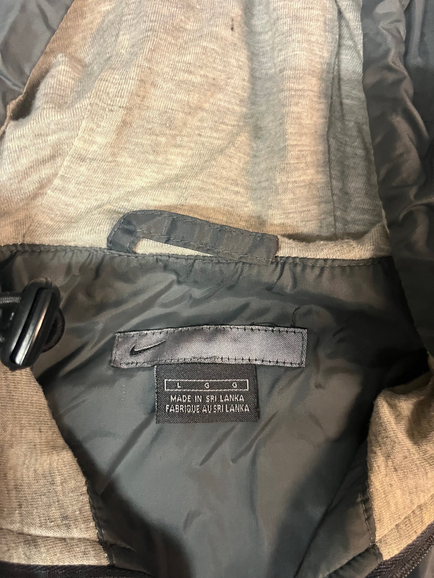 Entdecke unsere Vintage Track Pants von Nike und anderen Marken, erhältlich bei Valuxery.de - Dein Shop für trendige Vintage - Kleidung. Unsere Track Pants sind aus hochwertigen Materialien und