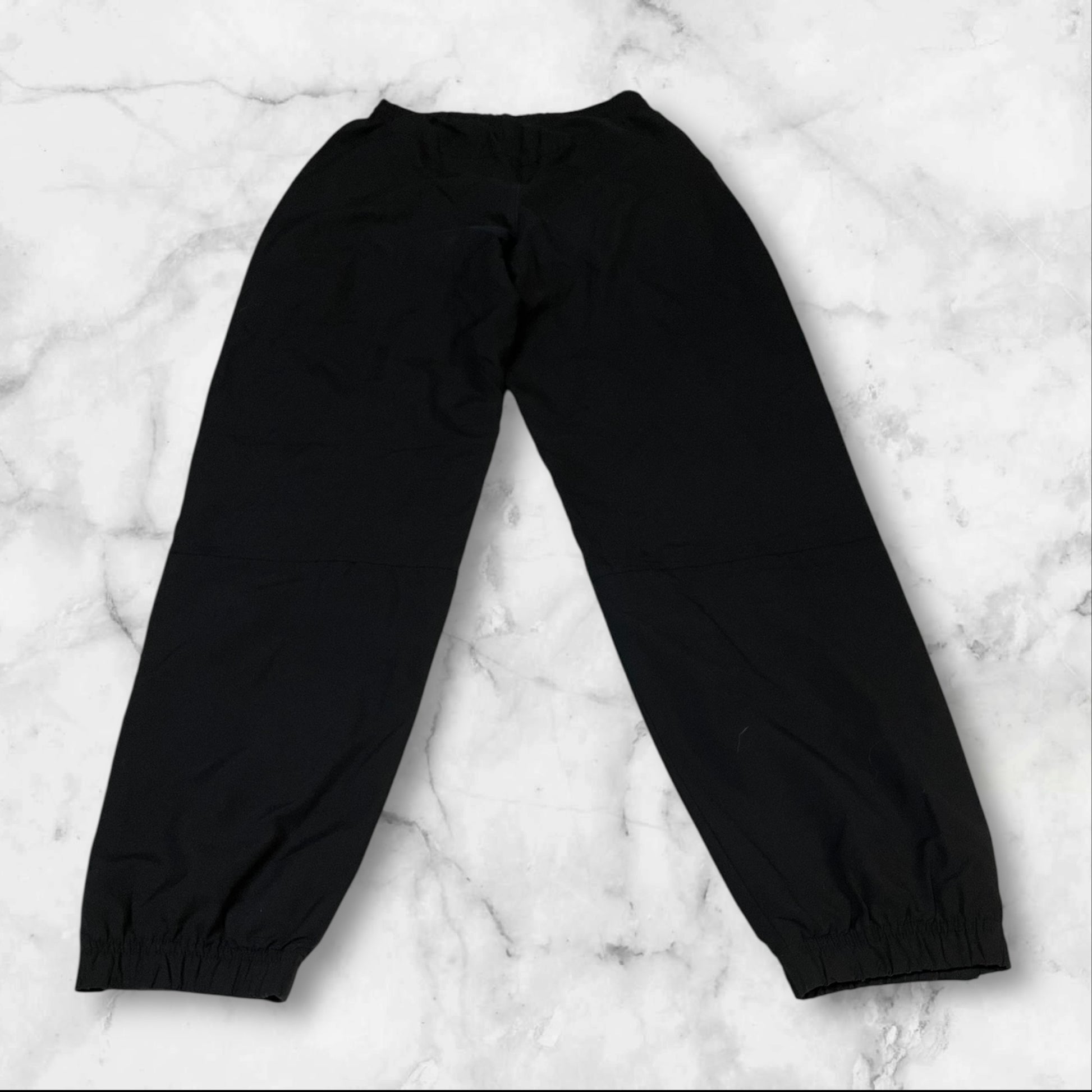 Entdecke unsere Vintage Track Pants von Nike und anderen Marken, erhältlich bei Valuxery.de - Dein Shop für trendige Vintage - Kleidung. Unsere Track Pants sind aus hochwertigen Materialien und