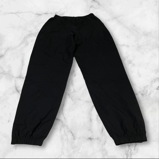Entdecke unsere Vintage Track Pants von Nike und anderen Marken, erhältlich bei Valuxery.de - Dein Shop für trendige Vintage - Kleidung. Unsere Track Pants sind aus hochwertigen Materialien und