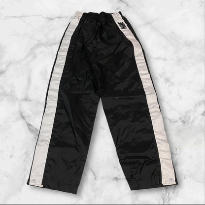 Entdecke unsere Vintage Track Pants von Nike und anderen Marken, erhältlich bei Valuxery.de - Dein Shop für trendige Vintage - Kleidung. Unsere Track Pants sind aus hochwertigen Materialien und