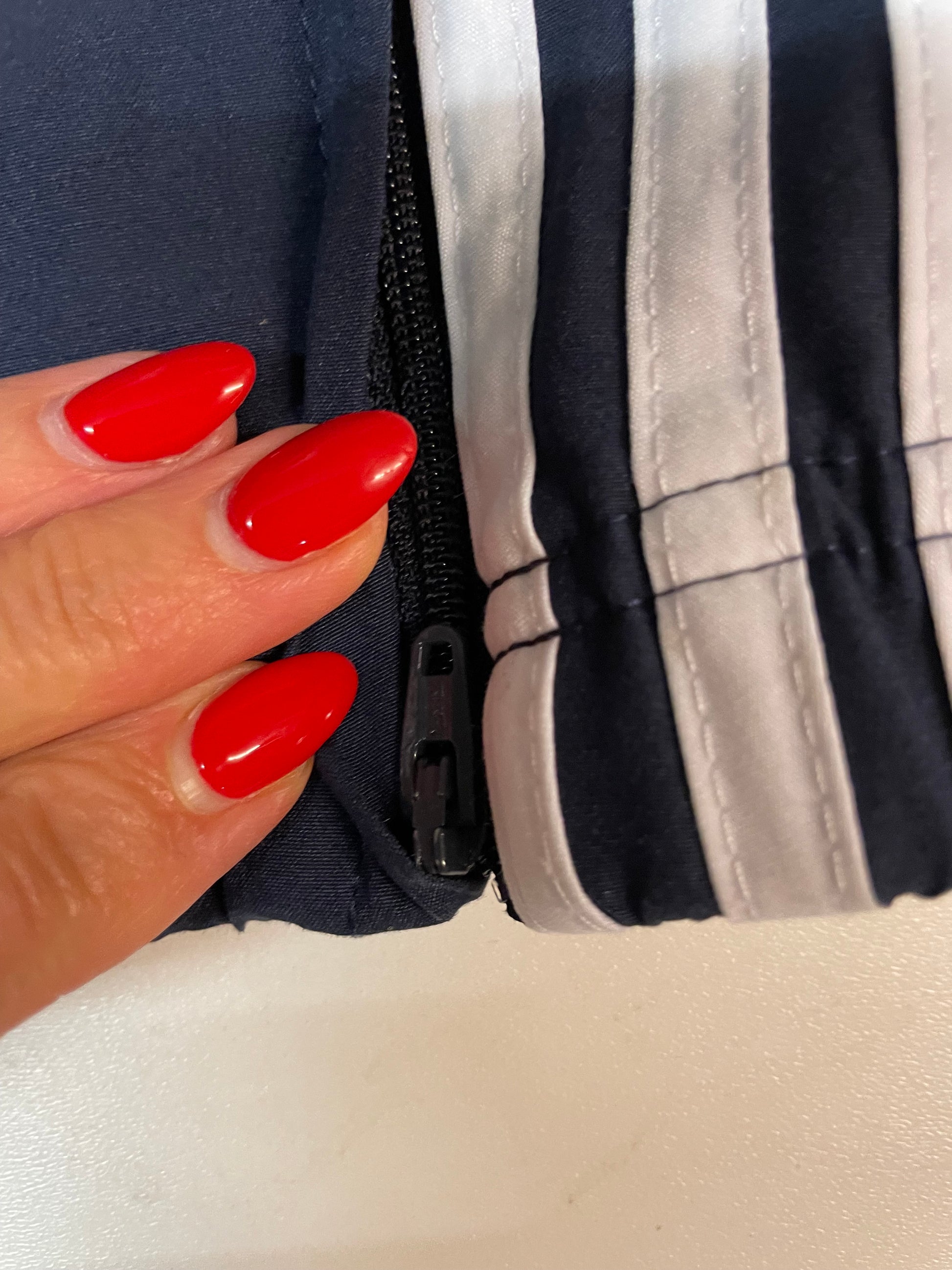 Entdecke unsere Vintage Track Pants von Nike und anderen Marken, erhältlich bei Valuxery.de - Dein Shop für trendige Vintage - Kleidung. Unsere Track Pants sind aus hochwertigen Materialien und