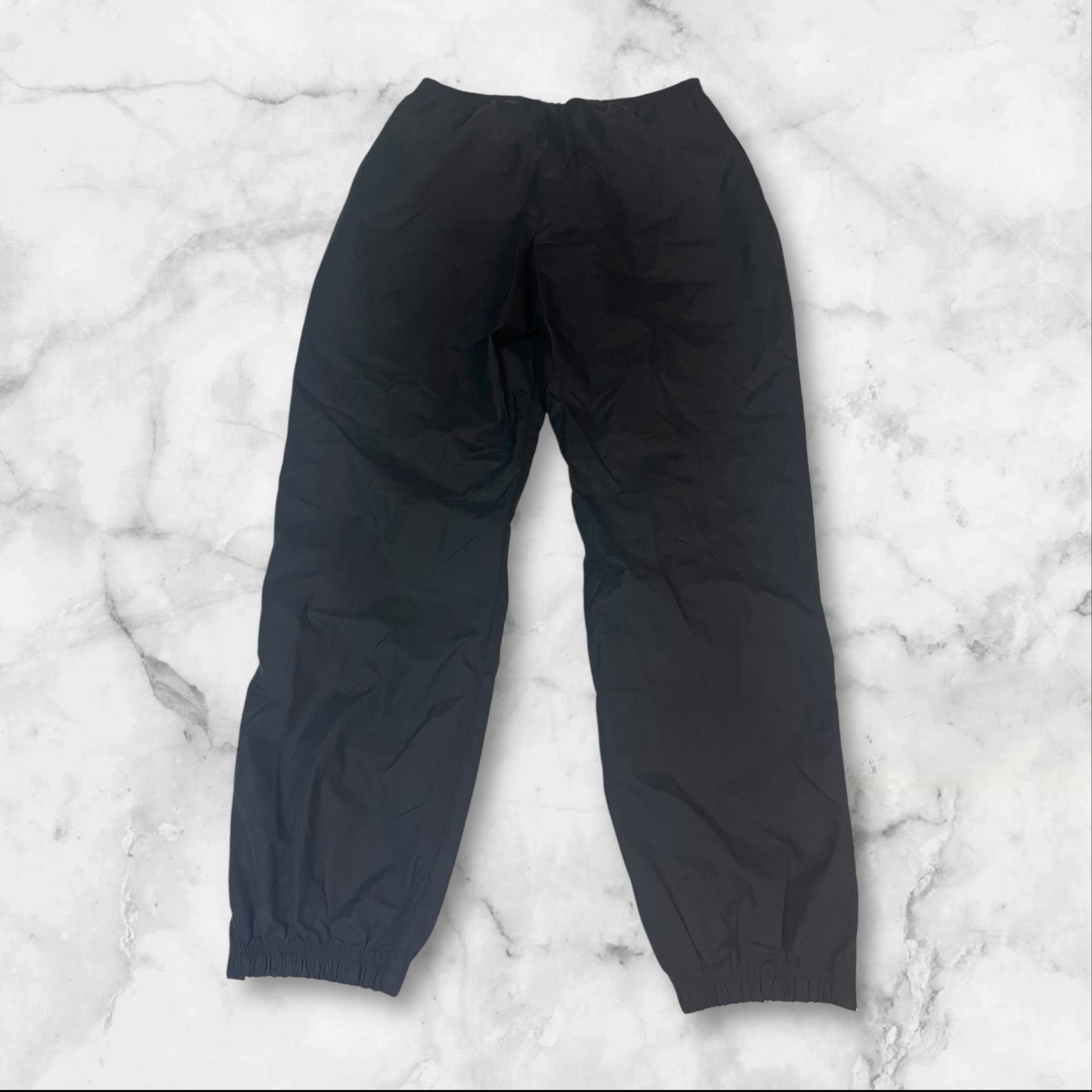 Entdecke unsere Vintage Track Pants von Nike und anderen Marken, erhältlich bei Valuxery.de - Dein Shop für trendige Vintage - Kleidung. Unsere Track Pants sind aus hochwertigen Materialien und
