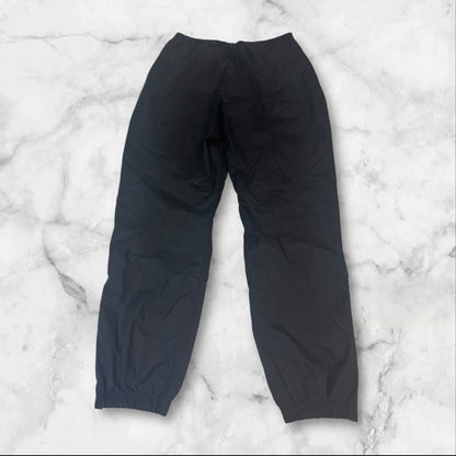 Entdecke unsere Vintage Track Pants von Nike und anderen Marken, erhältlich bei Valuxery.de - Dein Shop für trendige Vintage - Kleidung. Unsere Track Pants sind aus hochwertigen Materialien und