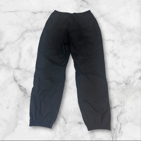 Entdecke unsere Vintage Track Pants von Nike und anderen Marken, erhältlich bei Valuxery.de - Dein Shop für trendige Vintage - Kleidung. Unsere Track Pants sind aus hochwertigen Materialien und