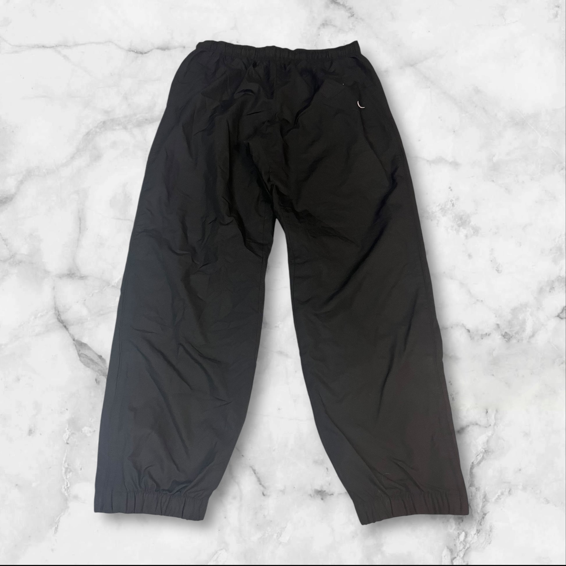 Entdecke unsere Vintage Track Pants von Nike und anderen Marken, erhältlich bei Valuxery.de - Dein Shop für trendige Vintage - Kleidung. Unsere Track Pants sind aus hochwertigen Materialien und