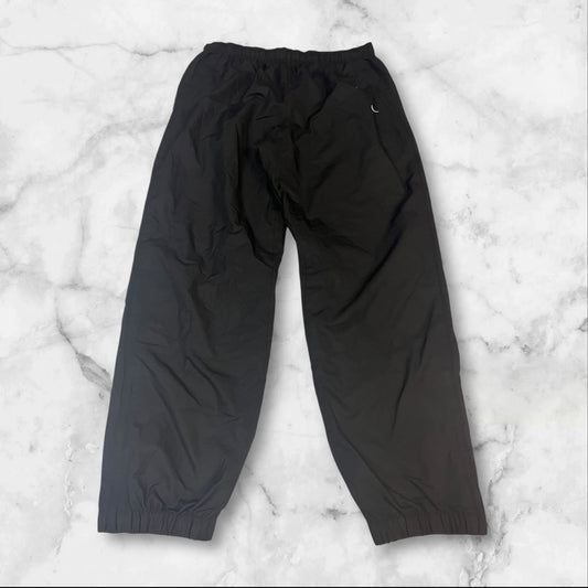 Entdecke unsere Vintage Track Pants von Nike und anderen Marken, erhältlich bei Valuxery.de - Dein Shop für trendige Vintage - Kleidung. Unsere Track Pants sind aus hochwertigen Materialien und