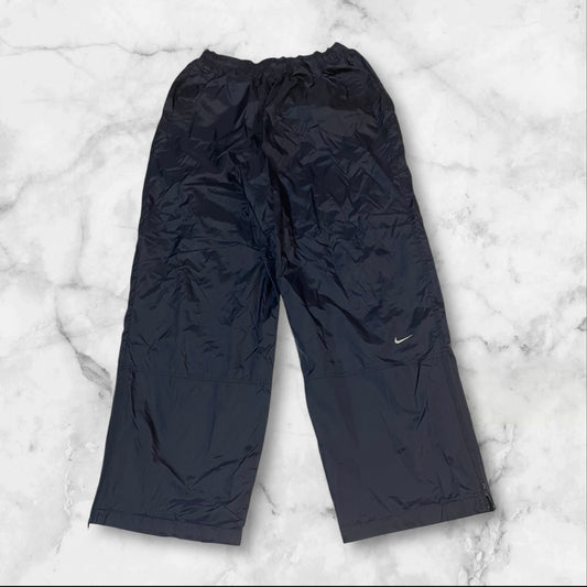 Entdecke unsere Vintage Track Pants von Nike und anderen Marken, erhältlich bei Valuxery.de - Dein Shop für trendige Vintage - Kleidung. Unsere Track Pants sind aus hochwertigen Materialien und
