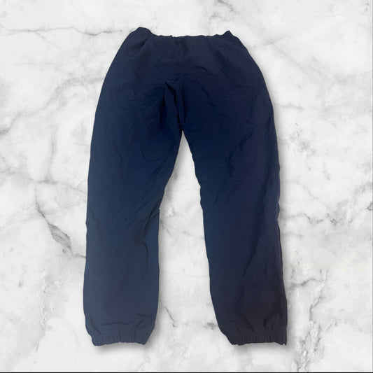 Entdecke unsere Vintage Track Pants von Nike und anderen Marken, erhältlich bei Valuxery.de - Dein Shop für trendige Vintage - Kleidung. Unsere Track Pants sind aus hochwertigen Materialien und