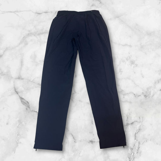 Entdecke unsere Vintage Track Pants von Nike und anderen Marken, erhältlich bei Valuxery.de - Dein Shop für trendige Vintage - Kleidung. Unsere Track Pants sind aus hochwertigen Materialien und