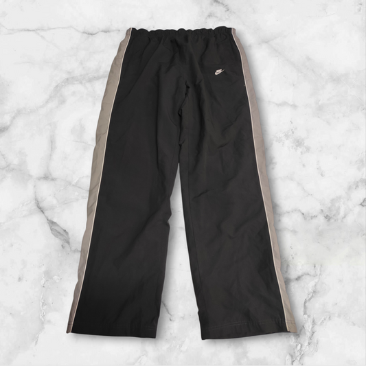 Entdecke unsere Vintage Track Pants von Nike und anderen Marken, erhältlich bei Valuxery.de - Dein Shop für trendige Vintage - Kleidung. Unsere Track Pants sind aus hochwertigen Materialien und