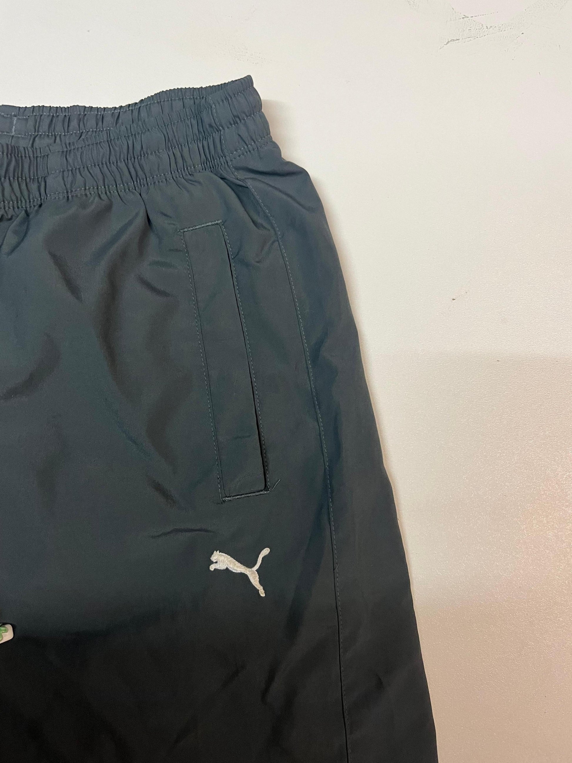 Entdecke unsere Vintage Track Pants von Nike und anderen Marken, erhältlich bei Valuxery.de - Dein Shop für trendige Vintage - Kleidung. Unsere Track Pants sind aus hochwertigen Materialien und