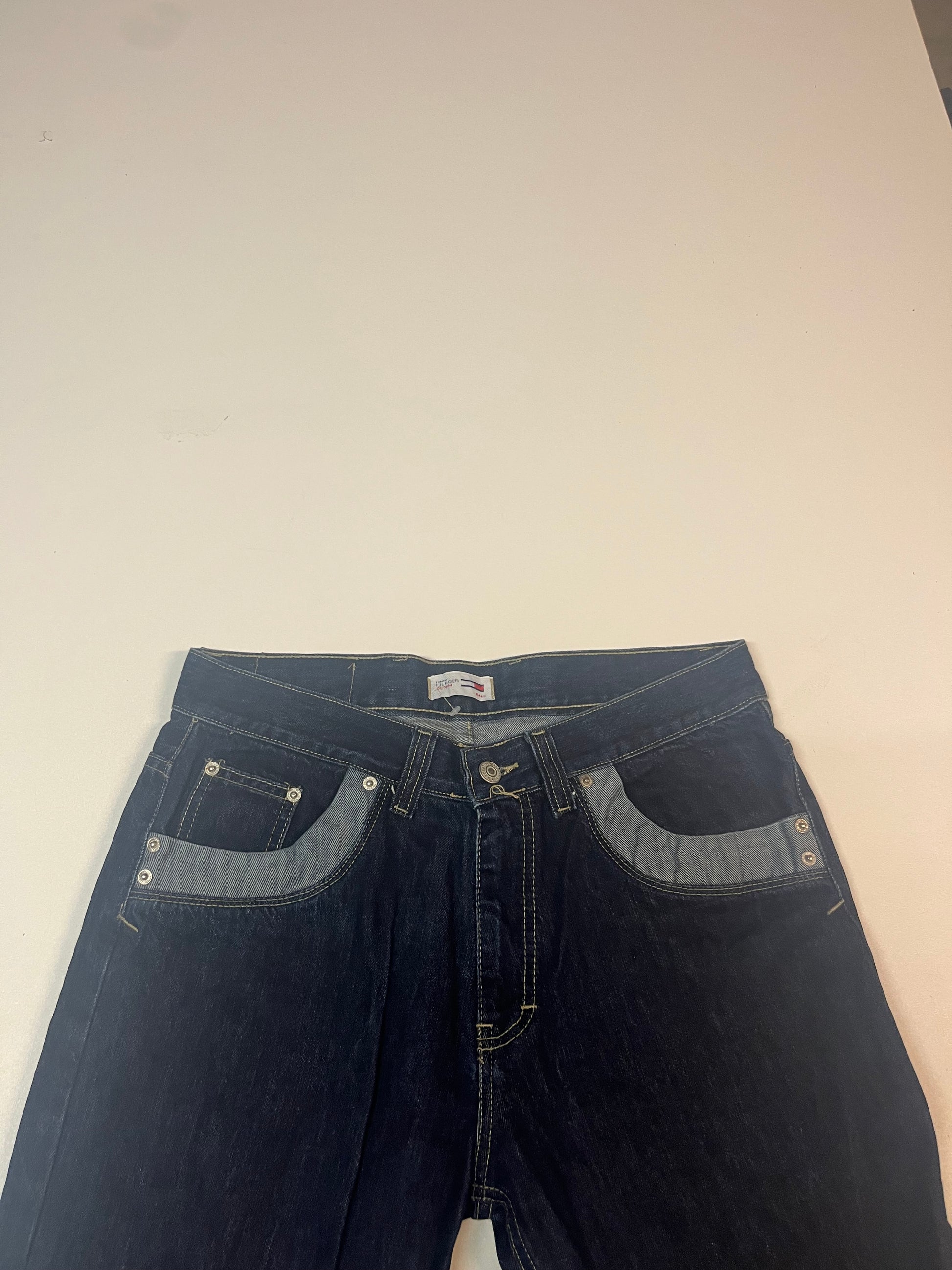Entdecke unsere Vintage Track Pants von Nike und anderen Marken, erhältlich bei Valuxery.de - Dein Shop für trendige Vintage - Kleidung. Unsere Track Pants sind aus hochwertigen Materialien und