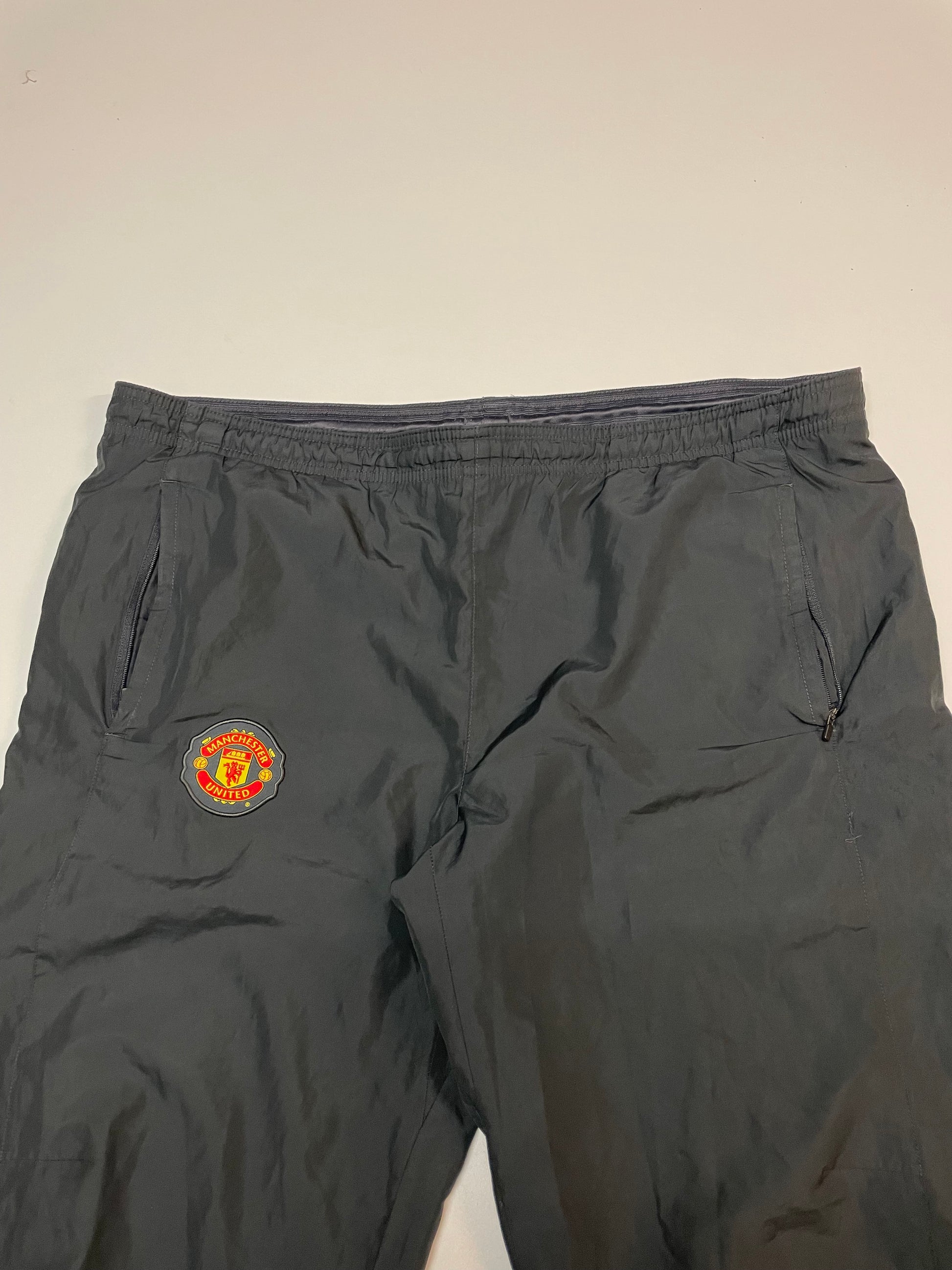Entdecke unsere Vintage Track Pants von Nike und anderen Marken, erhältlich bei Valuxery.de - Dein Shop für trendige Vintage - Kleidung. Unsere Track Pants sind aus hochwertigen Materialien und