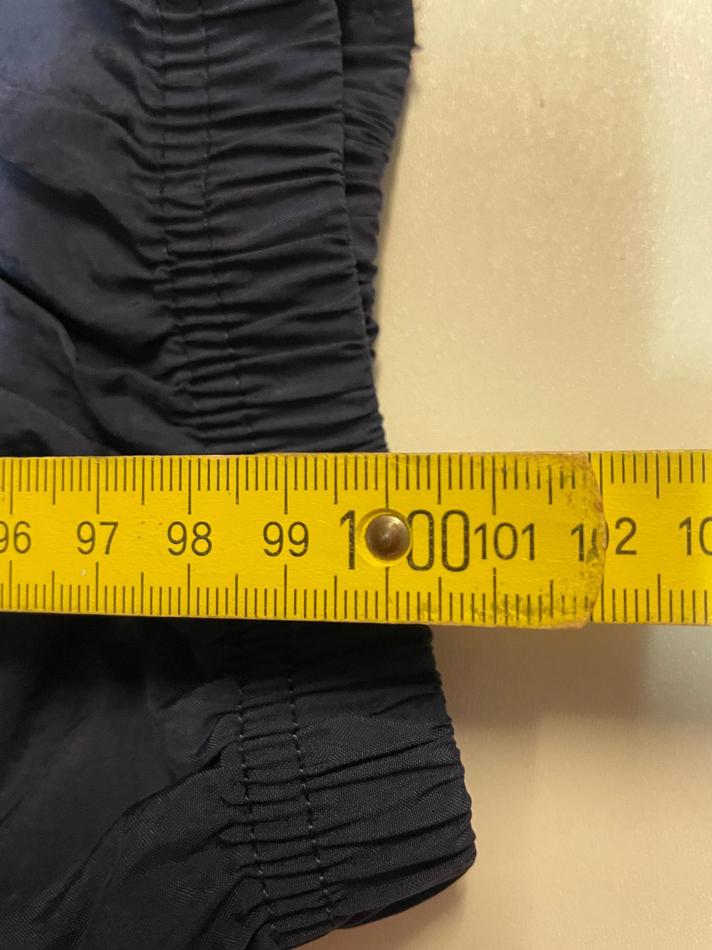 Entdecke unsere Vintage Track Pants von Nike und anderen Marken, erhältlich bei Valuxery.de - Dein Shop für trendige Vintage - Kleidung. Unsere Track Pants sind aus hochwertigen Materialien und
