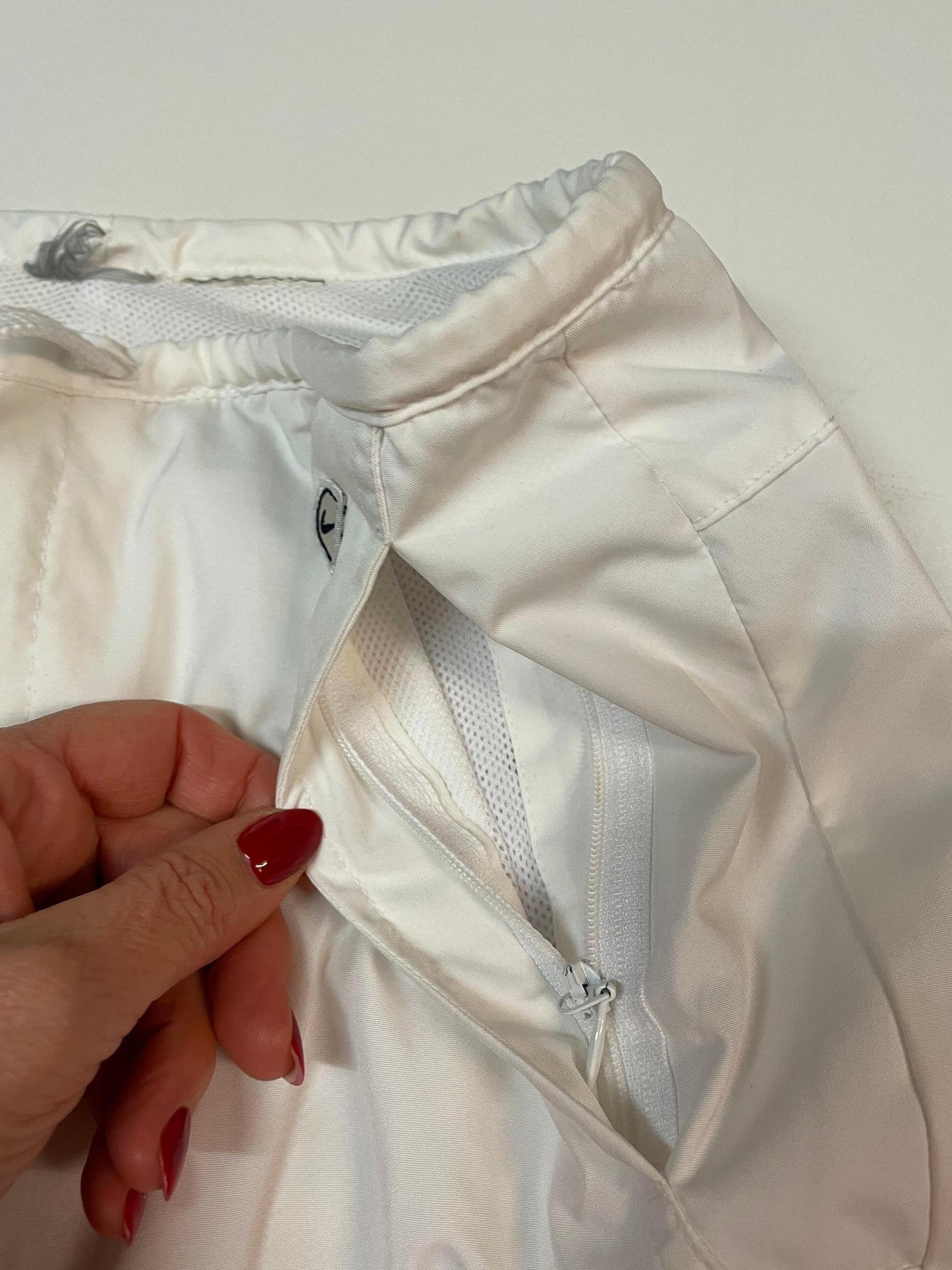 Entdecke unsere Vintage Track Pants von Nike und anderen Marken, erhältlich bei Valuxery.de - Dein Shop für trendige Vintage - Kleidung. Unsere Track Pants sind aus hochwertigen Materialien und