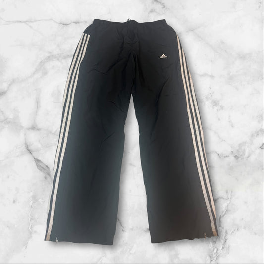 Entdecke unsere Vintage Track Pants von Nike und anderen Marken, erhältlich bei Valuxery.de - Dein Shop für trendige Vintage - Kleidung. Unsere Track Pants sind aus hochwertigen Materialien und