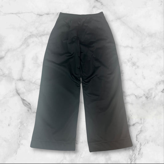 Entdecke unsere Vintage Track Pants von Nike und anderen Marken, erhältlich bei Valuxery.de - Dein Shop für trendige Vintage - Kleidung. Unsere Track Pants sind aus hochwertigen Materialien und