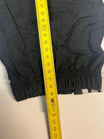 Entdecke unsere Vintage Track Pants von Nike und anderen Marken, erhältlich bei Valuxery.de - Dein Shop für trendige Vintage - Kleidung. Unsere Track Pants sind aus hochwertigen Materialien und