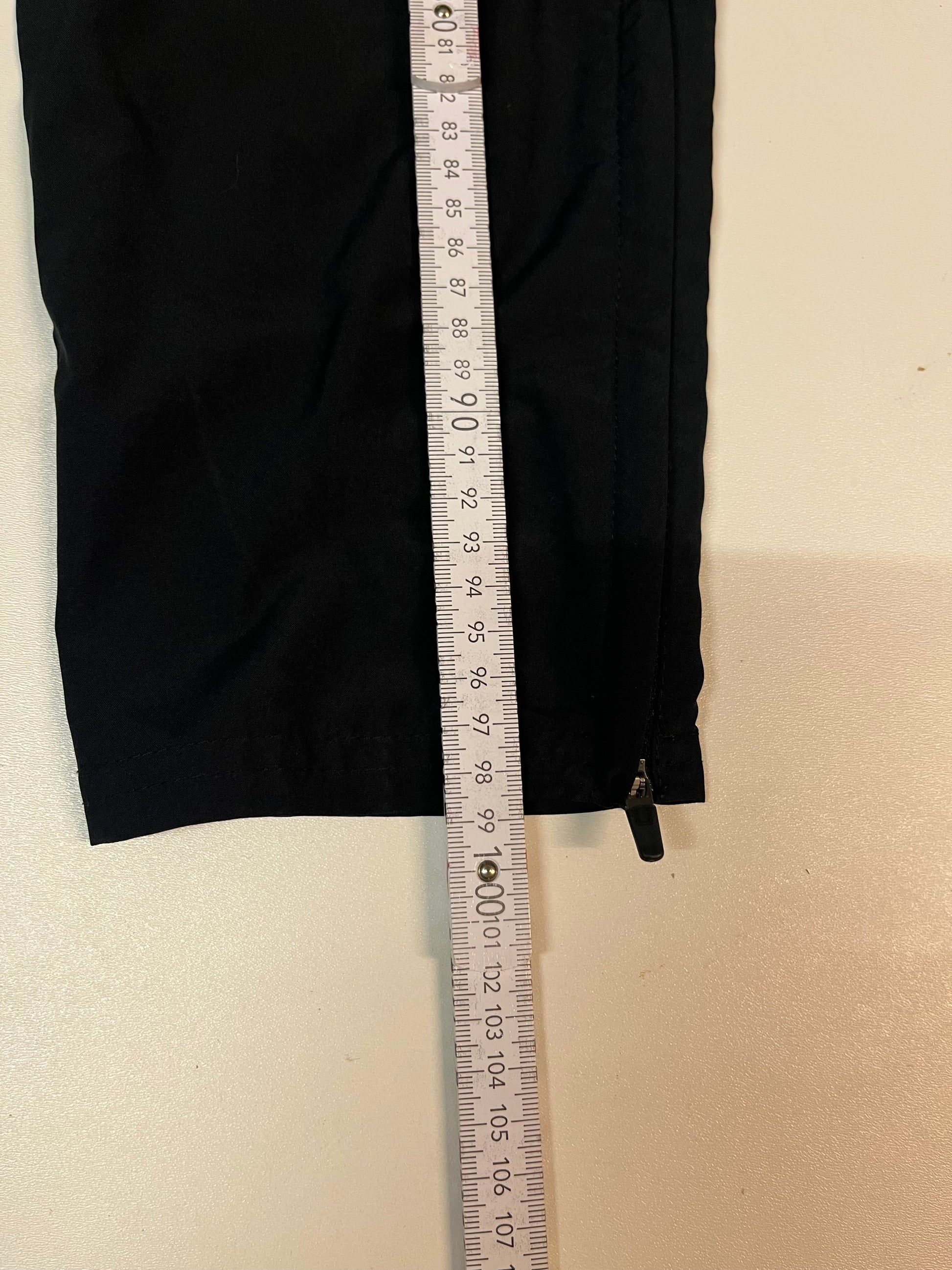 Entdecke unsere Vintage Track Pants von Nike und anderen Marken, erhältlich bei Valuxery.de - Dein Shop für trendige Vintage - Kleidung. Unsere Track Pants sind aus hochwertigen Materialien und