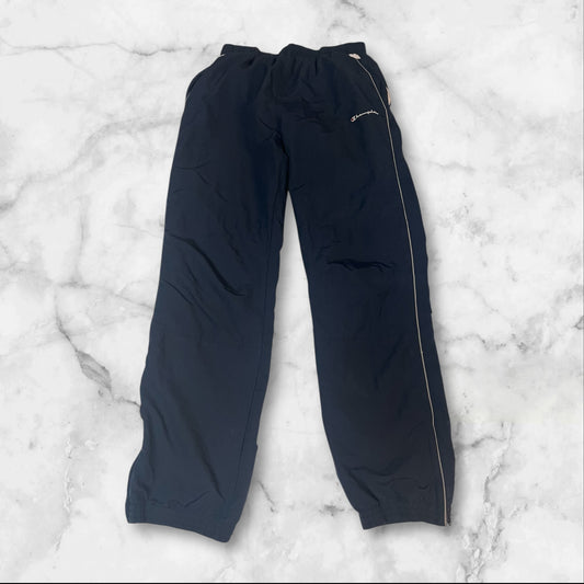Entdecke unsere Vintage Track Pants von Nike und anderen Marken, erhältlich bei Valuxery.de - Dein Shop für trendige Vintage - Kleidung. Unsere Track Pants sind aus hochwertigen Materialien und