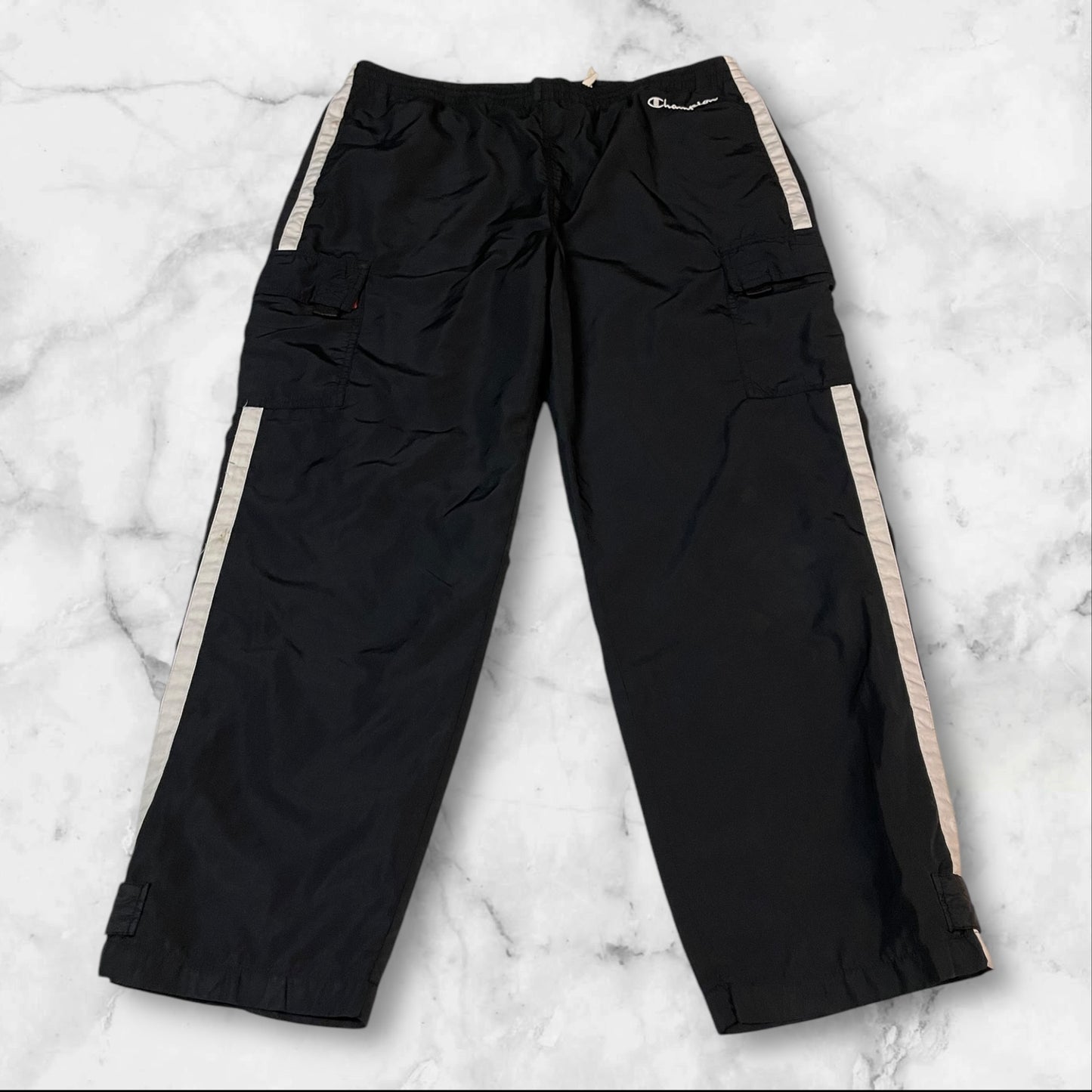 Entdecke unsere Vintage Track Pants von Nike und anderen Marken, erhältlich bei Valuxery.de - Dein Shop für trendige Vintage - Kleidung. Unsere Track Pants sind aus hochwertigen Materialien und
