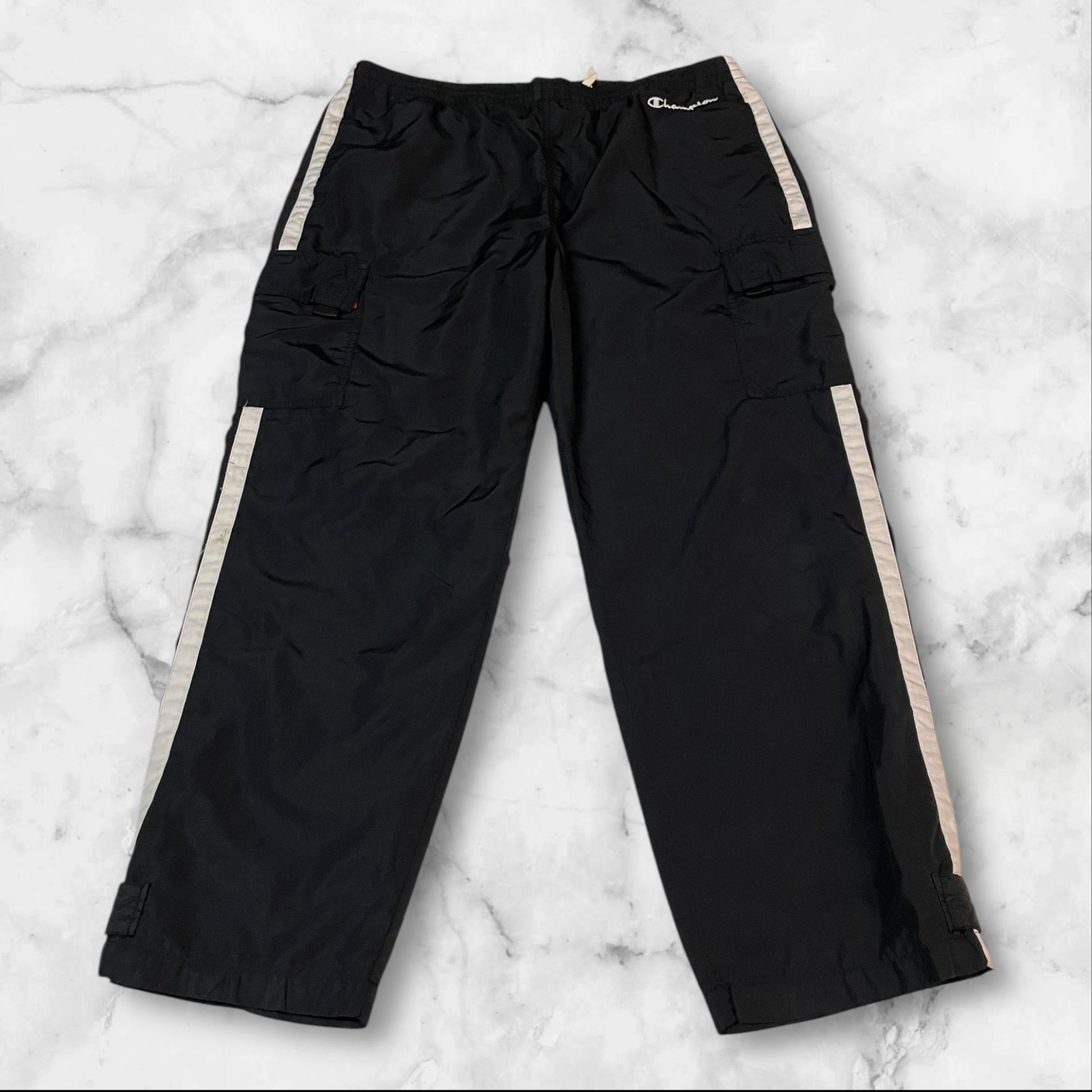 Entdecke unsere Vintage Track Pants von Nike und anderen Marken, erhältlich bei Valuxery.de - Dein Shop für trendige Vintage - Kleidung. Unsere Track Pants sind aus hochwertigen Materialien und