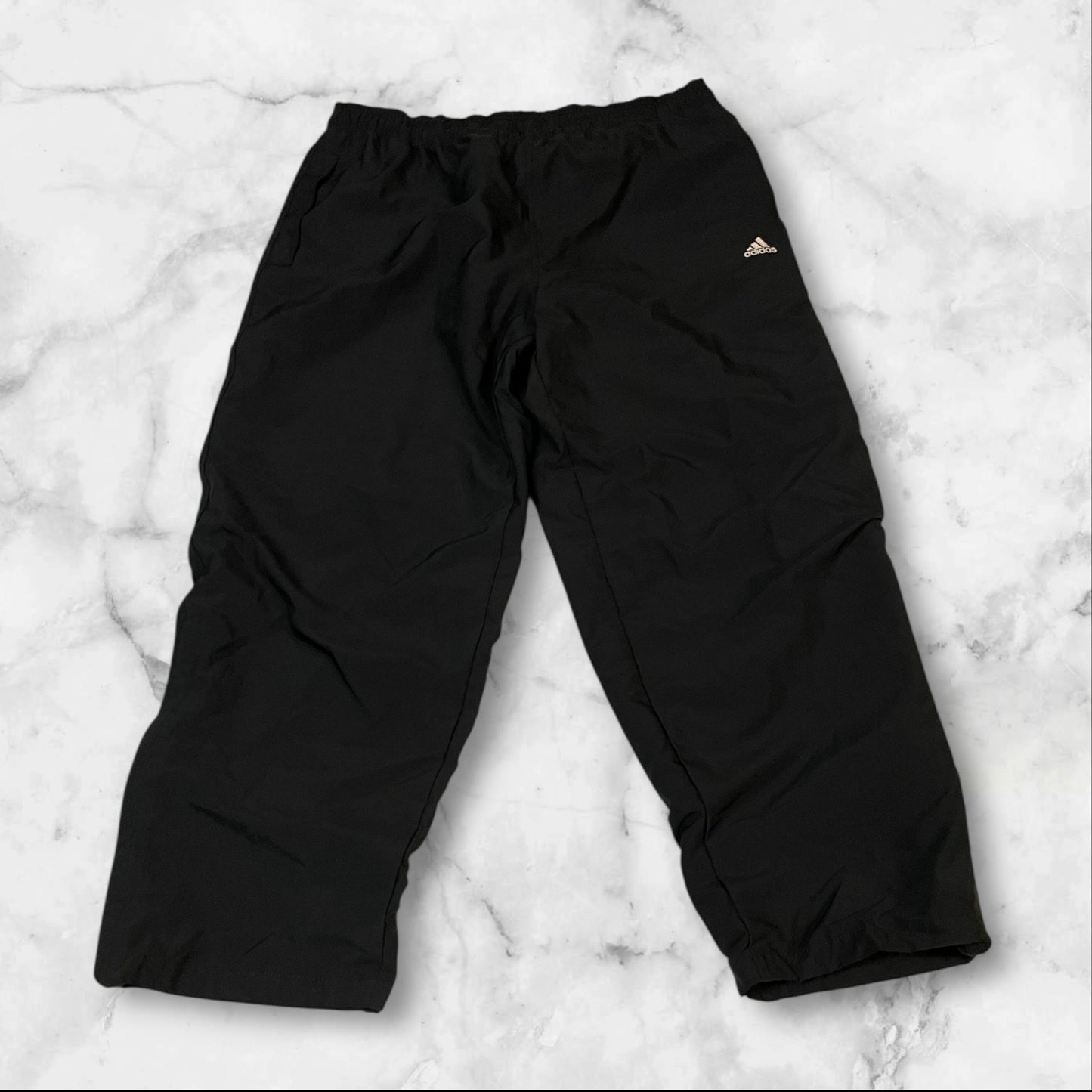 Entdecke unsere Vintage Track Pants von Nike und anderen Marken, erhältlich bei Valuxery.de - Dein Shop für trendige Vintage - Kleidung. Unsere Track Pants sind aus hochwertigen Materialien und