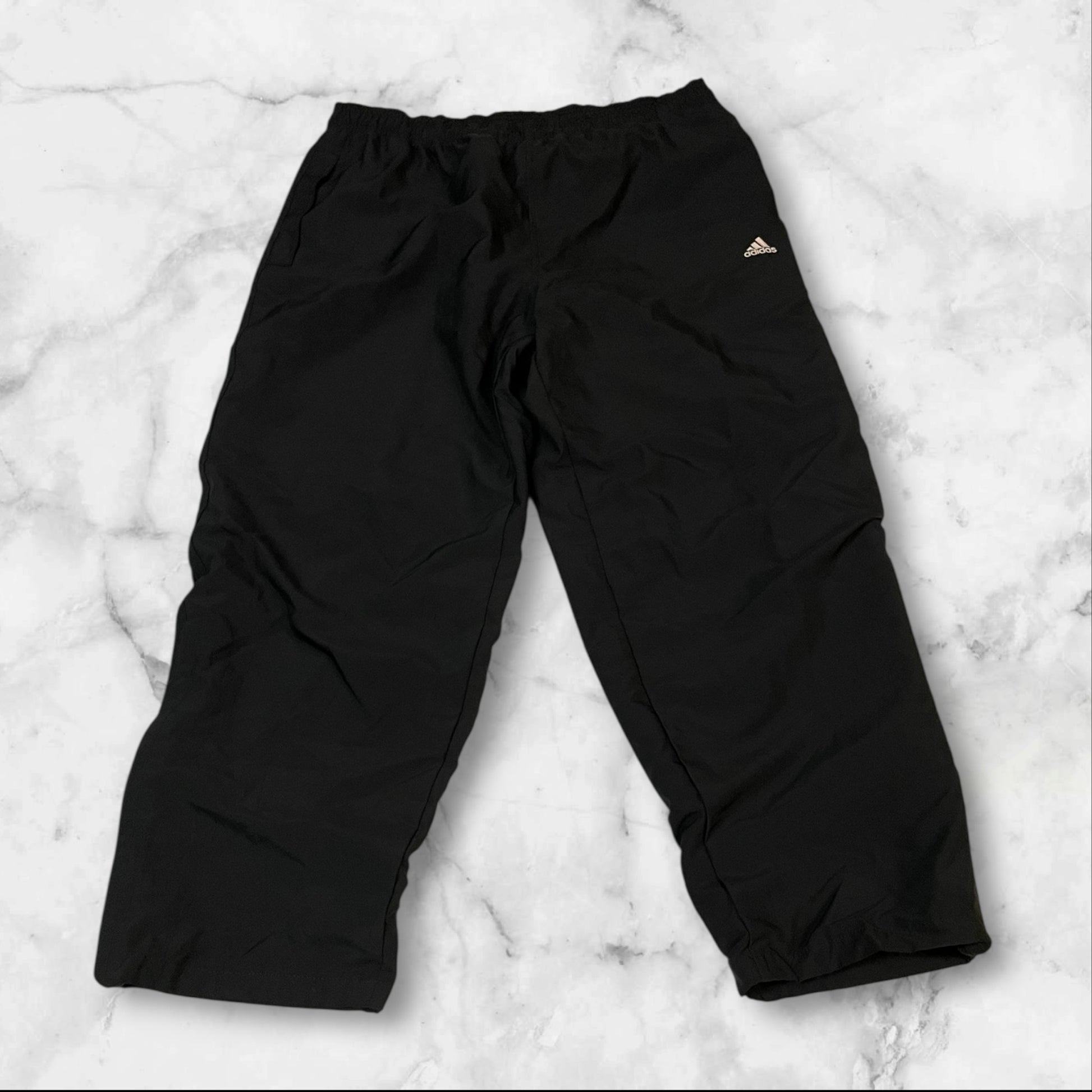 Entdecke unsere Vintage Track Pants von Nike und anderen Marken, erhältlich bei Valuxery.de - Dein Shop für trendige Vintage - Kleidung. Unsere Track Pants sind aus hochwertigen Materialien und