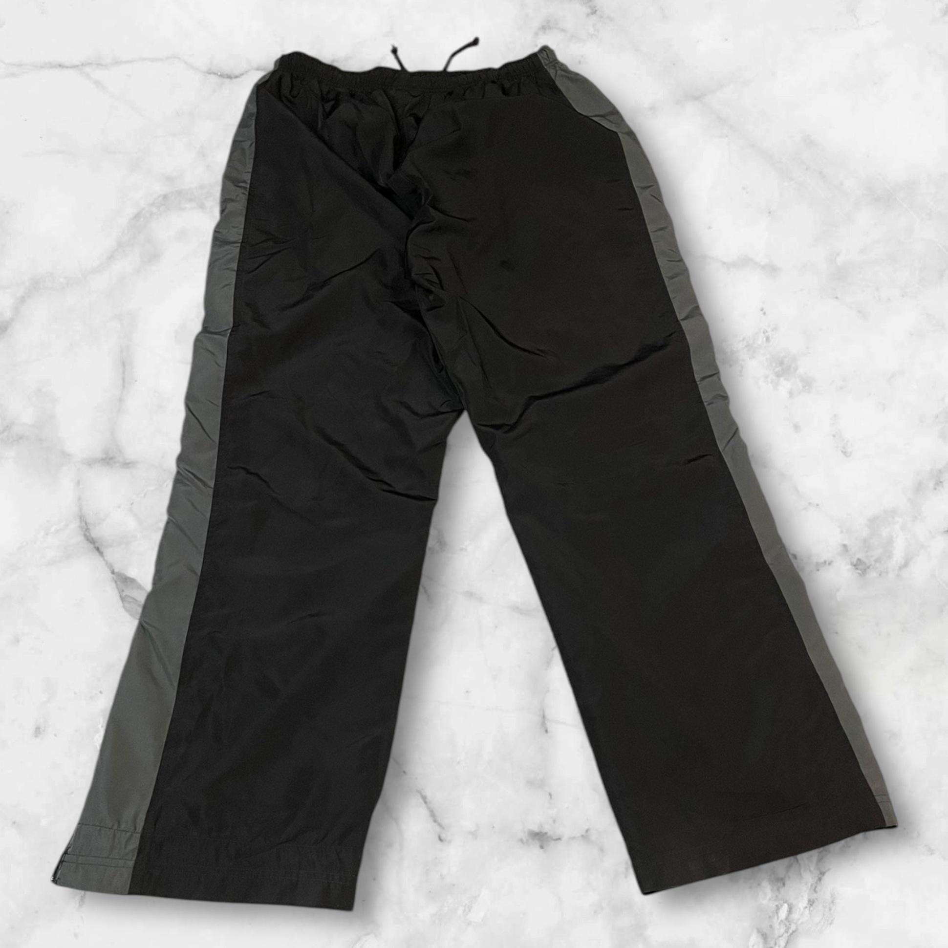 Entdecke unsere Vintage Track Pants von Nike und anderen Marken, erhältlich bei Valuxery.de - Dein Shop für trendige Vintage - Kleidung. Unsere Track Pants sind aus hochwertigen Materialien und