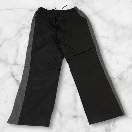 Entdecke unsere Vintage Track Pants von Nike und anderen Marken, erhältlich bei Valuxery.de - Dein Shop für trendige Vintage - Kleidung. Unsere Track Pants sind aus hochwertigen Materialien und