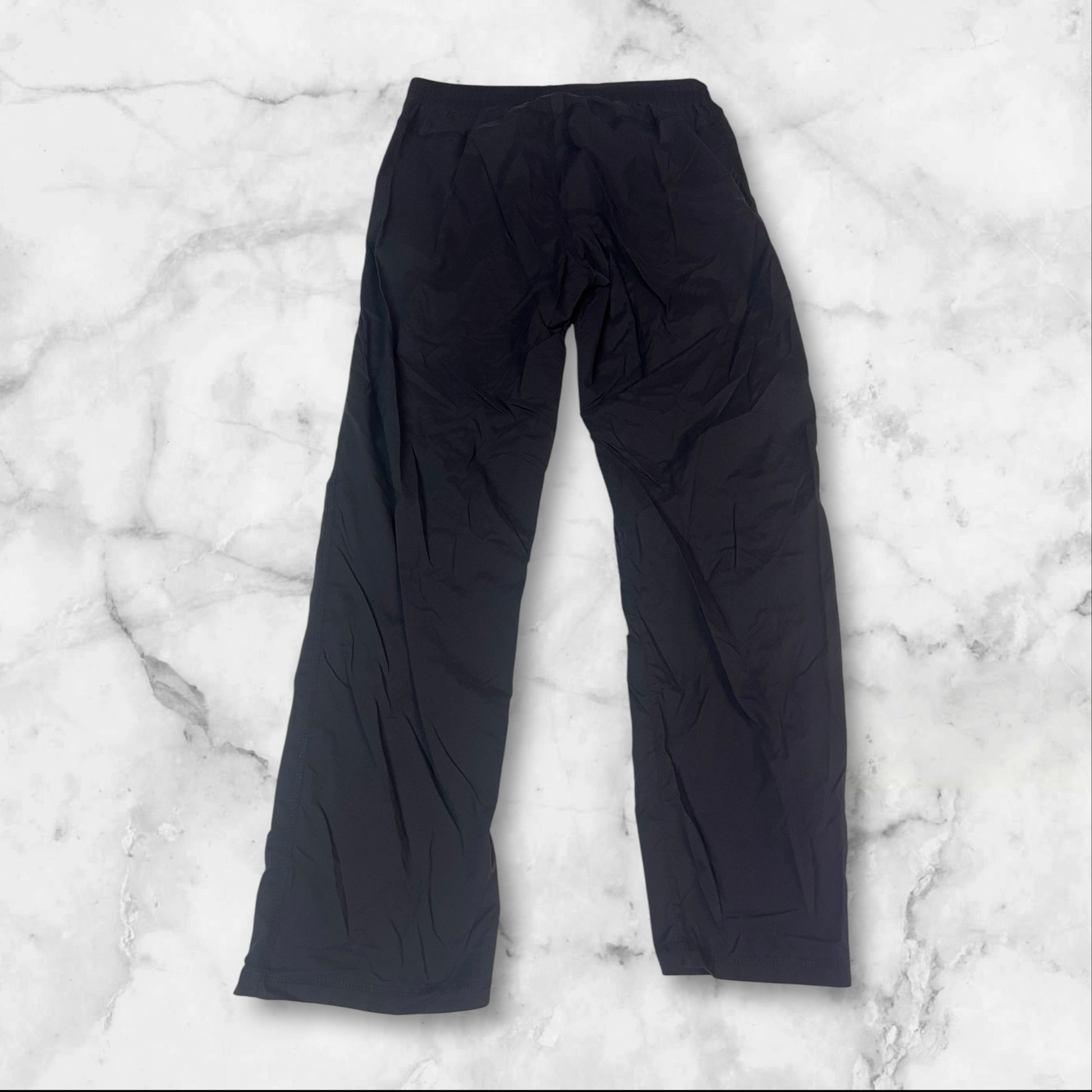 Entdecke unsere Vintage Track Pants von Nike und anderen Marken, erhältlich bei Valuxery.de - Dein Shop für trendige Vintage - Kleidung. Unsere Track Pants sind aus hochwertigen Materialien und