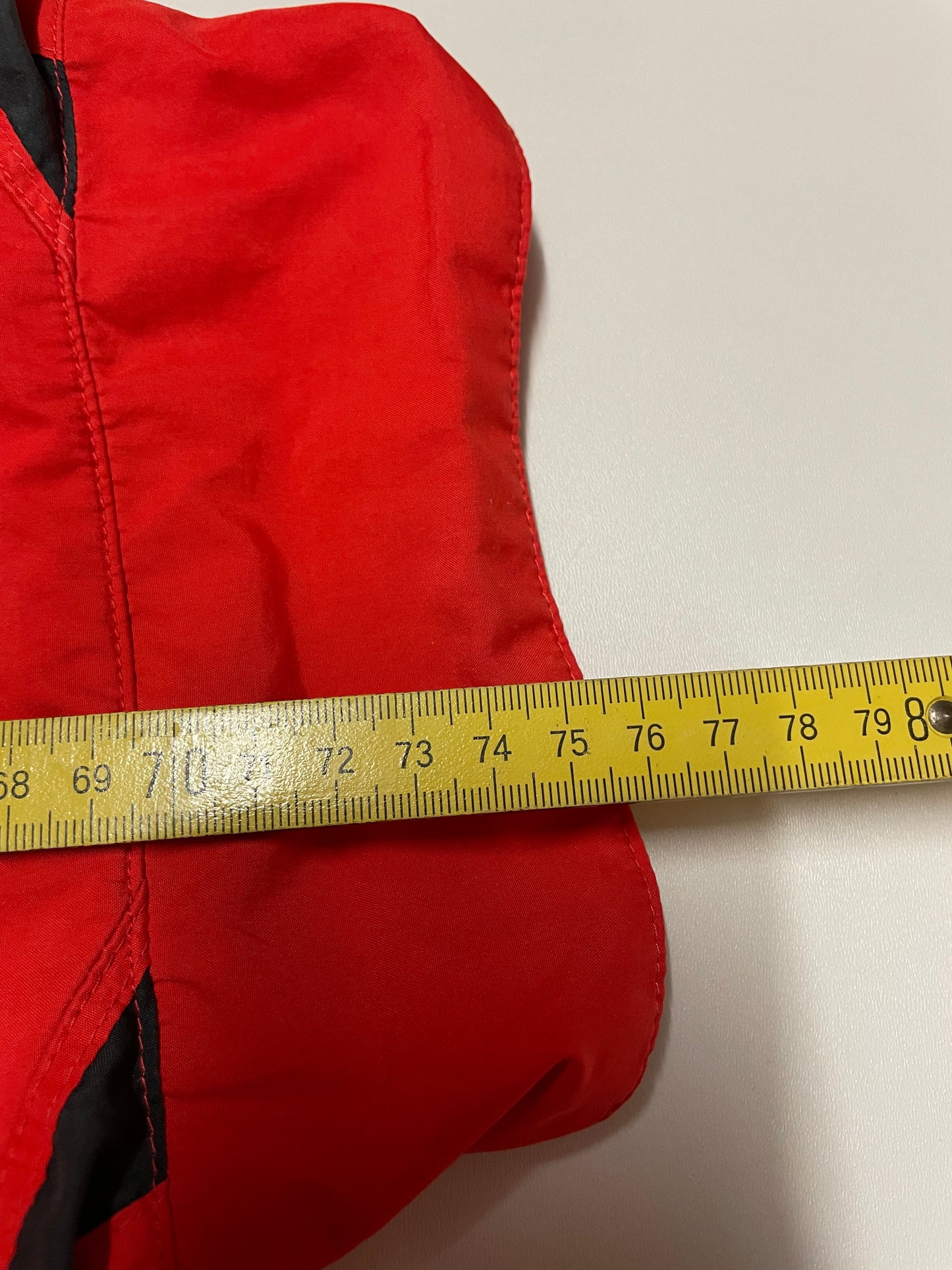 Entdecke unsere Vintage Track Pants von Nike und anderen Marken, erhältlich bei Valuxery.de - Dein Shop für trendige Vintage - Kleidung. Unsere Track Pants sind aus hochwertigen Materialien und